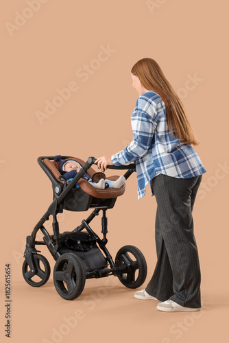 Young mother with her littl...