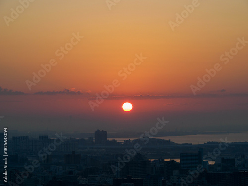 神戸市東灘区岡本の高台、岡本北小公演より日の出を見る