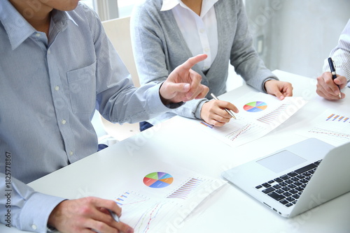 会社で企画会議をする男女