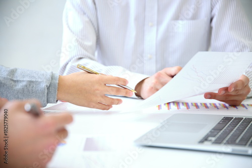 会社で企画会議をする男女