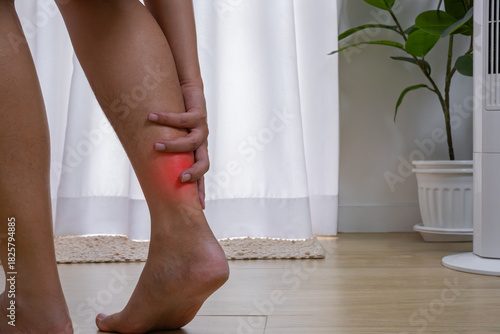 Foto Acute ankle strain during walking—highlighting sudden calf pain