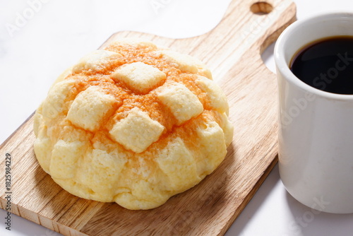 メロンパンとコーヒー - おいしそうなメロンパンと、淹れたてのコーヒーで、おやつの時間

