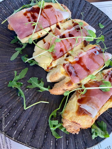 bruschetta with prosciutto and cheese