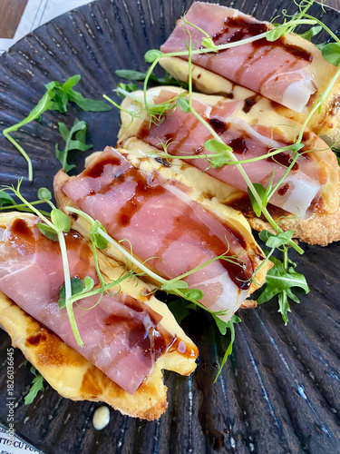 bruschetta with prosciutto and cheese