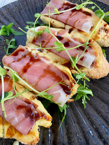 bruschetta with prosciutto and cheese