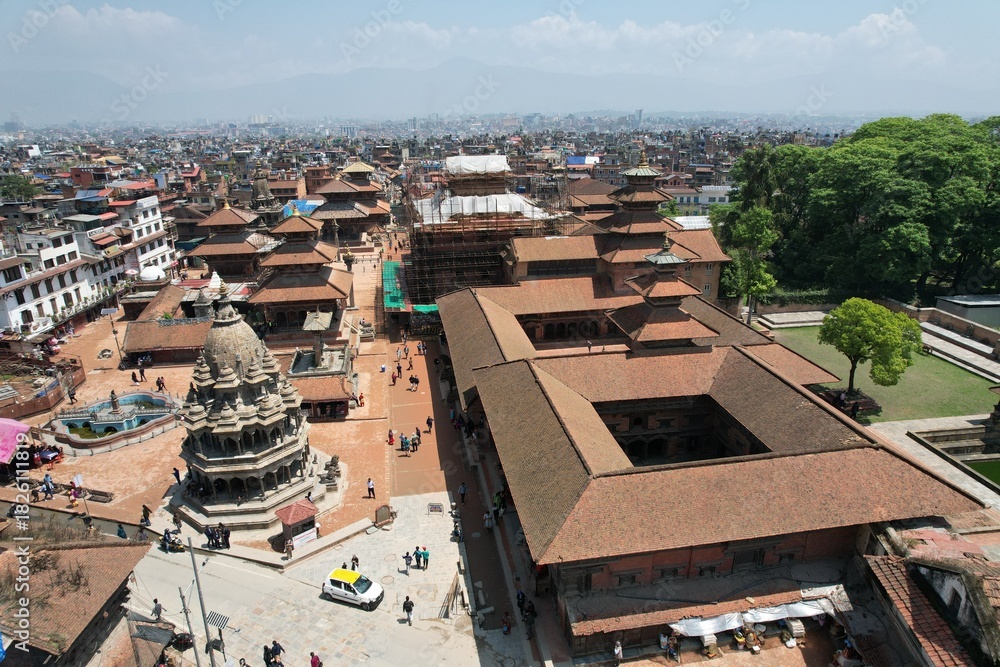 Ταπετσαρία Patan Durbar Square in Nepal is a historic hub of palaces, temples, and courtyards, showcasing exquisite Newar architecture, cultural heritage, and centuries of artistry