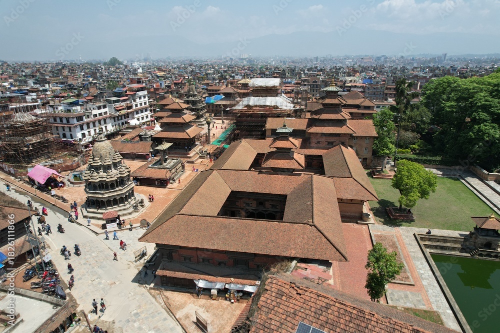 Ταπετσαρία Patan Durbar Square in Nepal is a historic hub of palaces, temples, and courtyards, showcasing exquisite Newar architecture, cultural heritage, and centuries of artistry