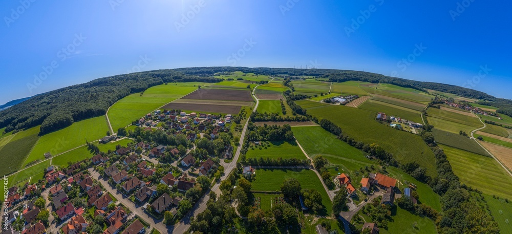Obraz premium Ausblick auf das Altmühltal rund um Meinheim am Hahnenkamm in der Fränkischen Alb