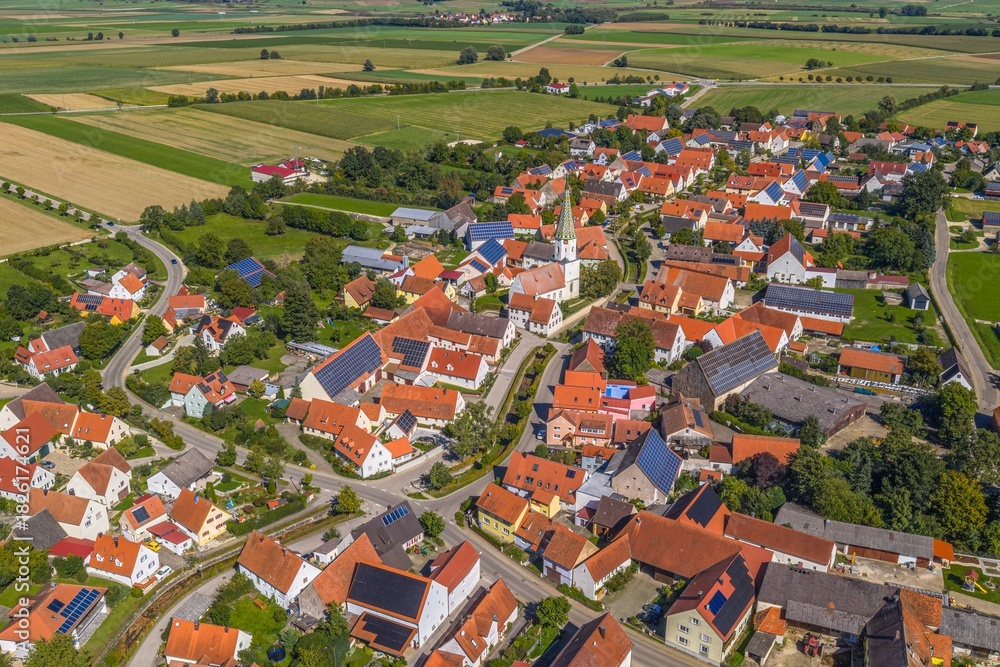 Obraz premium Die Gemeinde Meinheim im Altmühltal in Mittelfranken aus der Vogelperspektive