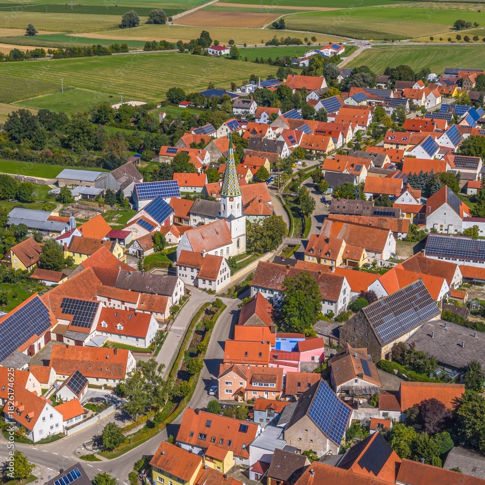 Fototapeta premium Die Gemeinde Meinheim im Altmühltal in Mittelfranken aus der Vogelperspektive 