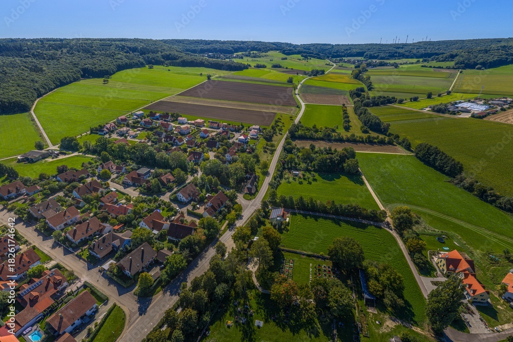 Fototapeta premium Die Gemeinde Meinheim im Altmühltal in Mittelfranken aus der Vogelperspektive 