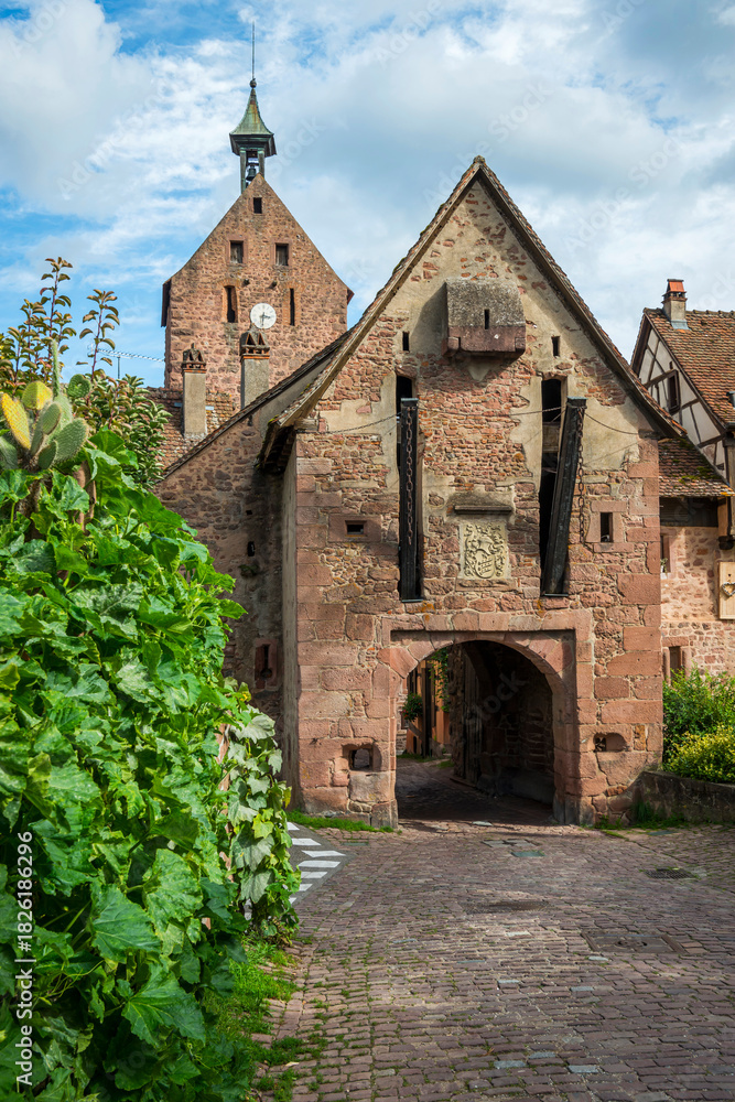 Φωτογραφία Ortseingangsportal mit Stadtmauer der historischen Altstadt von Riquewihr, Ellsa