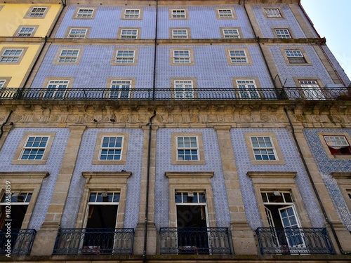 Façade couverte de carreaux de faïence bleue d’une maison de la vieille ville de Porto 