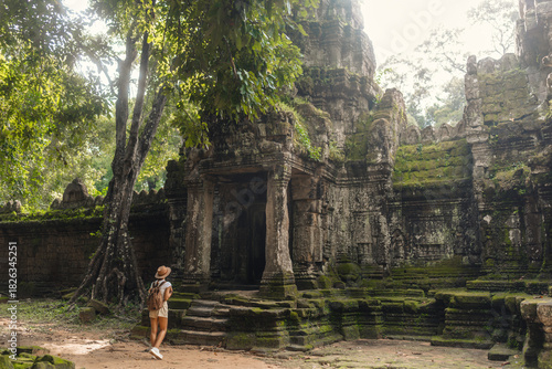 Slika na platnu Backpacker At Mossy Khmer Sanctuary, Angkor Jungle Ruins, Cambodia