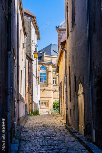 Fototapeta Naklejka Na Ścianę i Meble -  Dans les rues de Moulins sur Allier en France