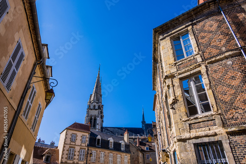Fototapeta Naklejka Na Ścianę i Meble -  Dans les rues de Moulins sur Allier en France
