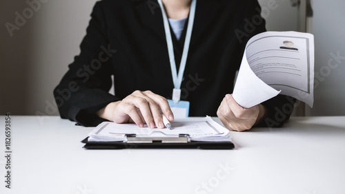 Foto Businesswoman reading resume of new job applicant, reviewing history and evaluating documents before interviewing new employee