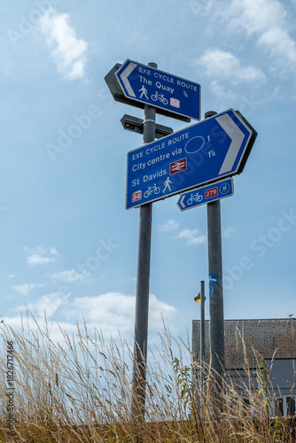 Obraz na plátně Signpost of Exeter city centre. Directions and Exe cycle routes.