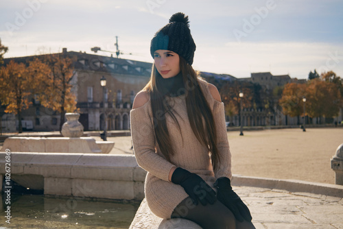 retrato de una turista joven relajada en un destino europeo.
