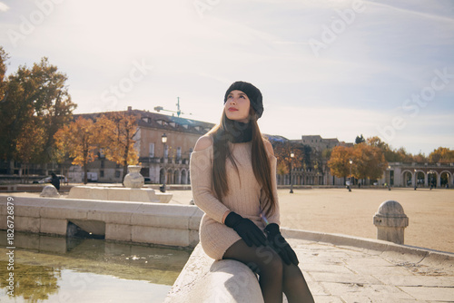 retrato de una turista joven relajada en un destino europeo.