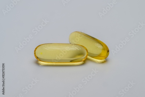 Softgel-Kapseln auf hellem Untergrund