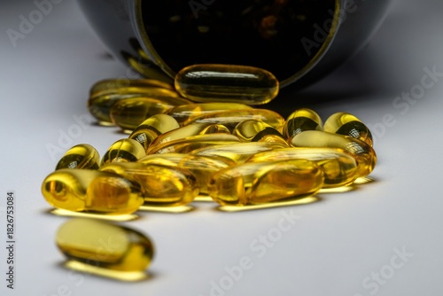 Geöffneter Behälter mit verstreuten Softgel-Kapseln