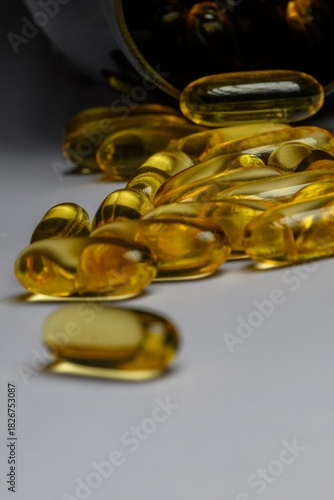 Geöffneter Behälter mit verstreuten Softgel-Kapseln