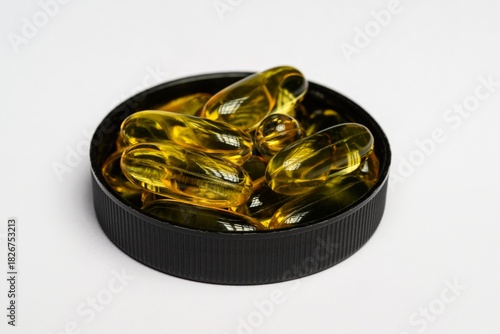 Softgel-Kapseln im schwarzen Schraubdeckel