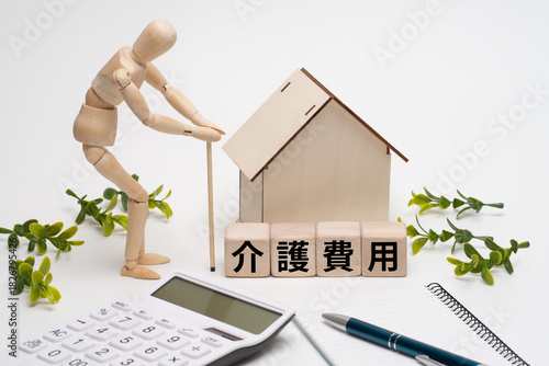 老人のデッサン人形と介護費用のイメージ
