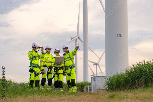 Foto Workers conduct maintenance checks at a wind farm during late afternoon hours