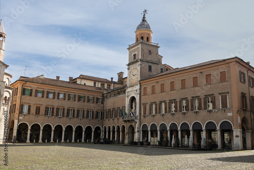 Fotografía Municipal Palace of Modena with archways in Grande Square, Italy