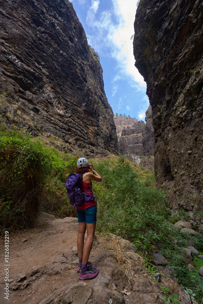 Fototapeta premium Photographer documenting dramatic canyon walls