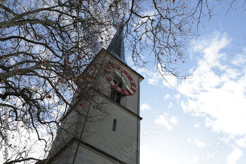 kirchturm kirchenuhr herbst glauben