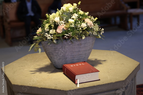 bibel taufstein kirche blumengesteck