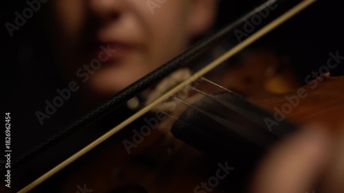Violin Violinista Primer plano, detalles de violin estilo cinematografico, performance mujer, musico 