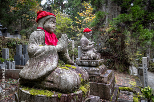 Foto Jizo statues okunoin cemetery forest