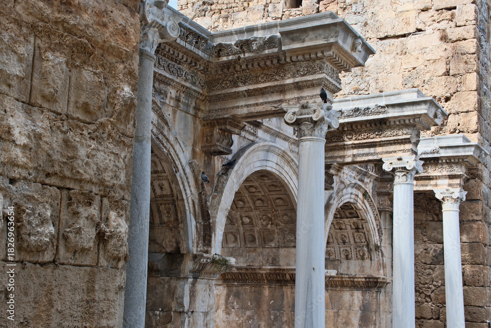 Obraz premium Hadrian’s Gate – Iconic Landmark in Antalya