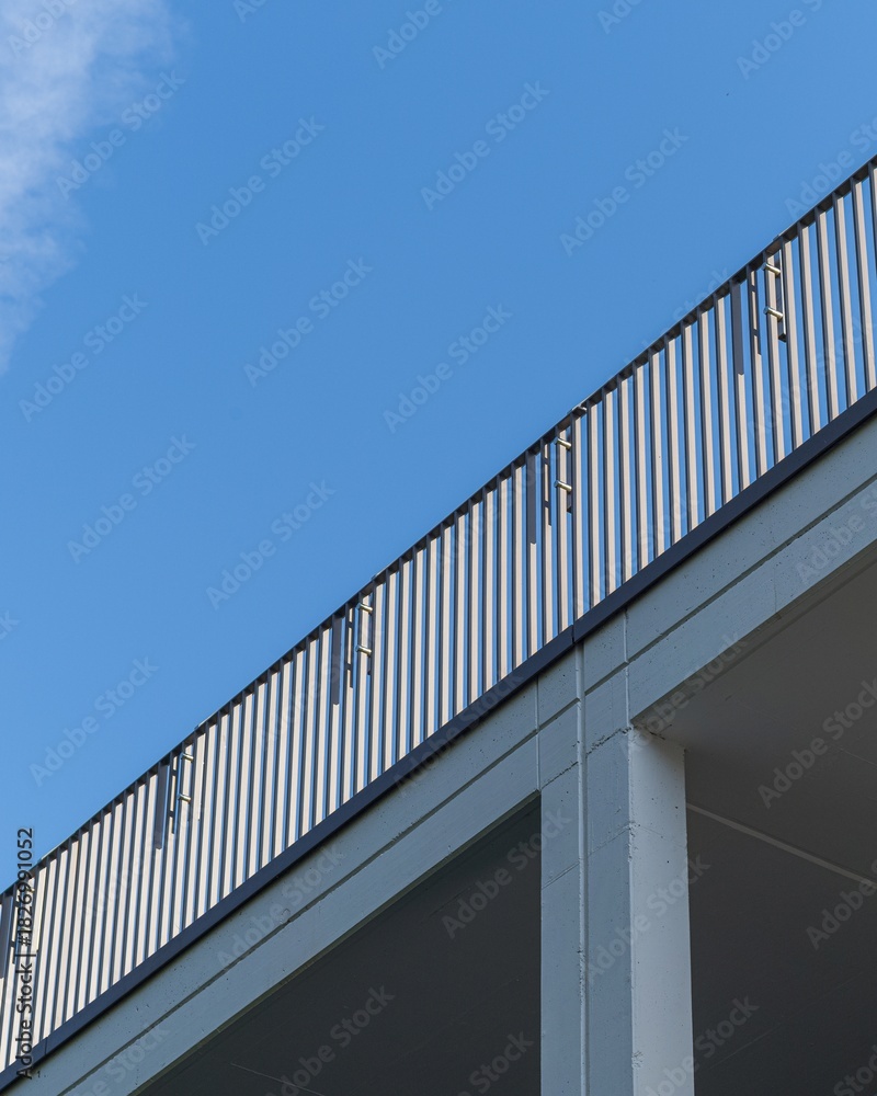 Obraz premium Railings on the roof and balcony of a modern building