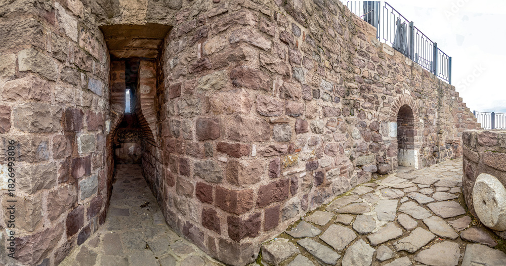 Obraz premium Panoramic view of Ankara Castle's fortress walls with stone masonry and defensive embrasures. A historical landmark spanning Hittite, Roman and Seljuk civilizations. Ankara, Turkey.