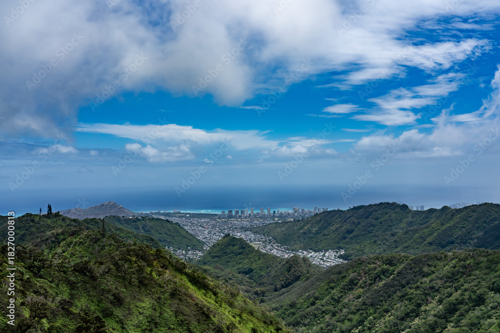 Fototapeta premium Pālolo Valley with the city skyline of Honolulu. Mauʻumae Ridge Trail (Puʻu Lanipō), Oahu, Hawaii. Koʻolau Range, shield volcano. On the right is Waʻahila Ridge 
