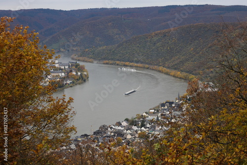 Frachtschiff auf dem Rhein im Mittelrheintal bei Boppard bei regnerischem Wetter