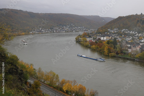 Frachtschiff auf dem Rhein im Mittelrheintal bei Boppard bei regnerischem Wetter