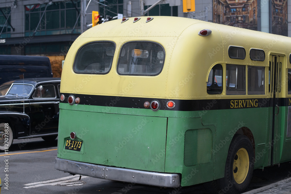 Naklejka premium vintage coach or bus at a film set on Bay St, Toronto