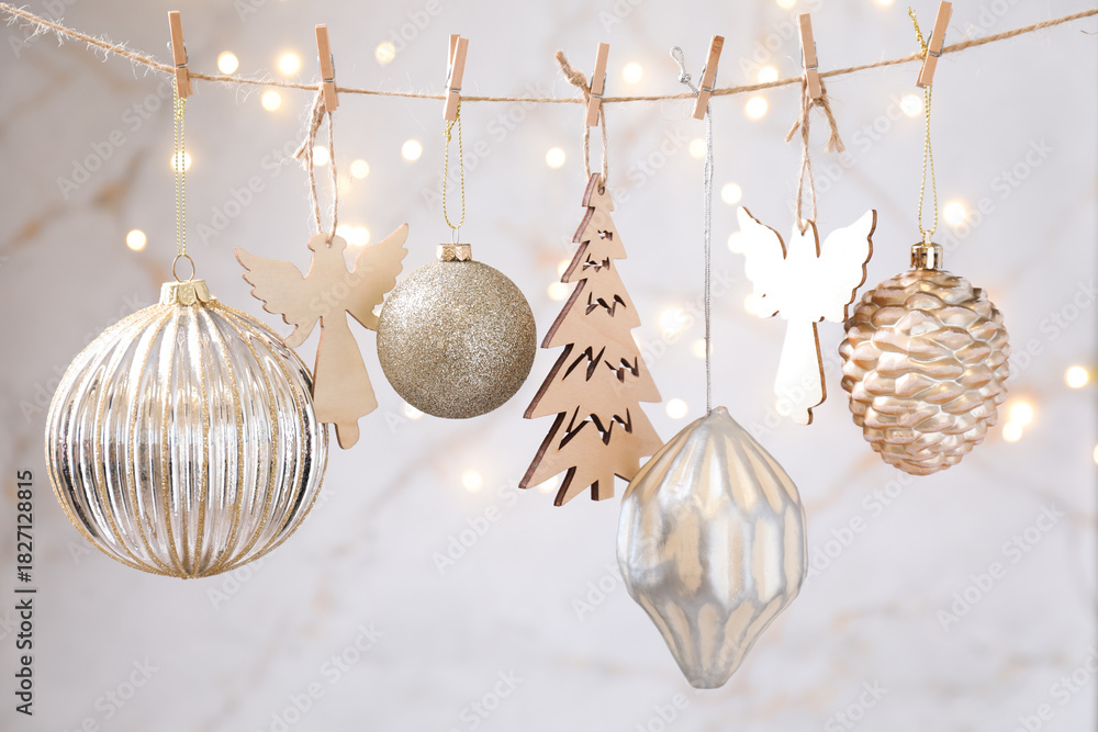 Obraz premium Beautiful Christmas decor hanging on string against blurred lights