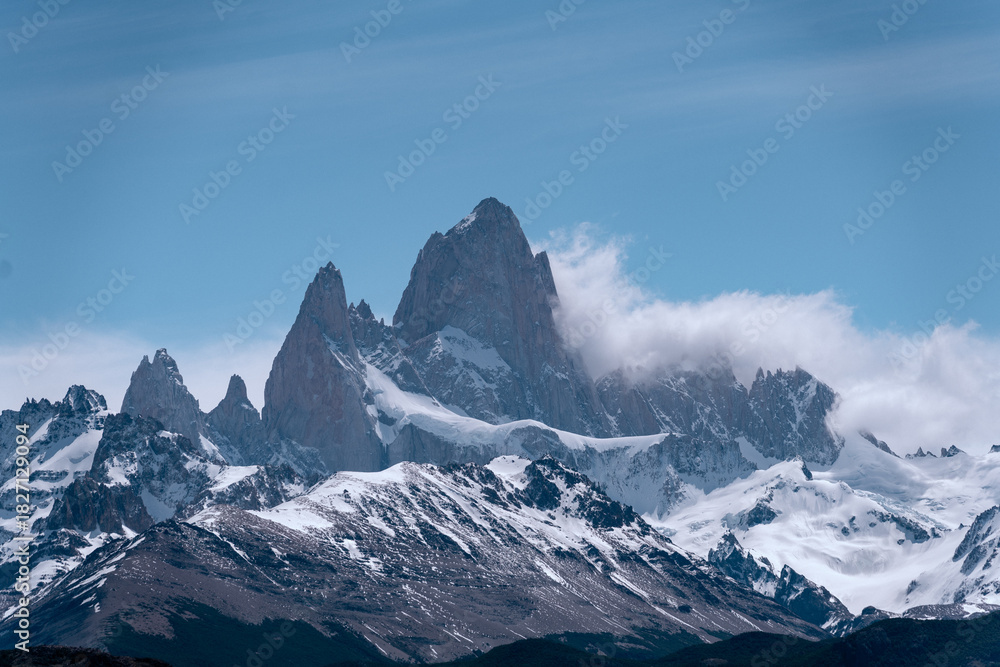 Obraz premium Iconic view of Mount Fitz Roy in Argentinian Patagonia on the road on the way to El Chalten