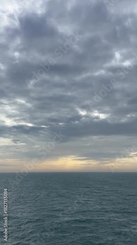 die ruhige Nordsee mit Wolken und Sonne von einem Kreuzfahrtschiff aus