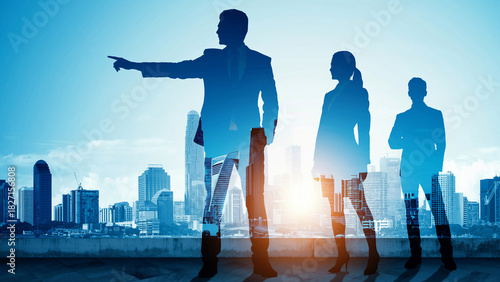朝日夕日の中の都市オフィスで進路を指し示すビジネスパートナーリーダーと従う従業員の選択した進む未来
