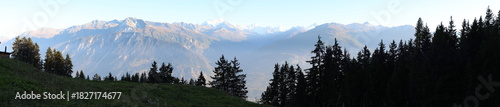 Paysage de montagne à Crans-Montana en large panoramique, Suisse