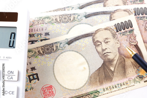 テーブルの上の一万円紙幣と電卓
