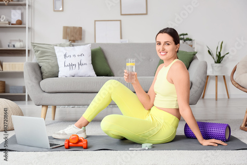 Sporty young woman with lem...